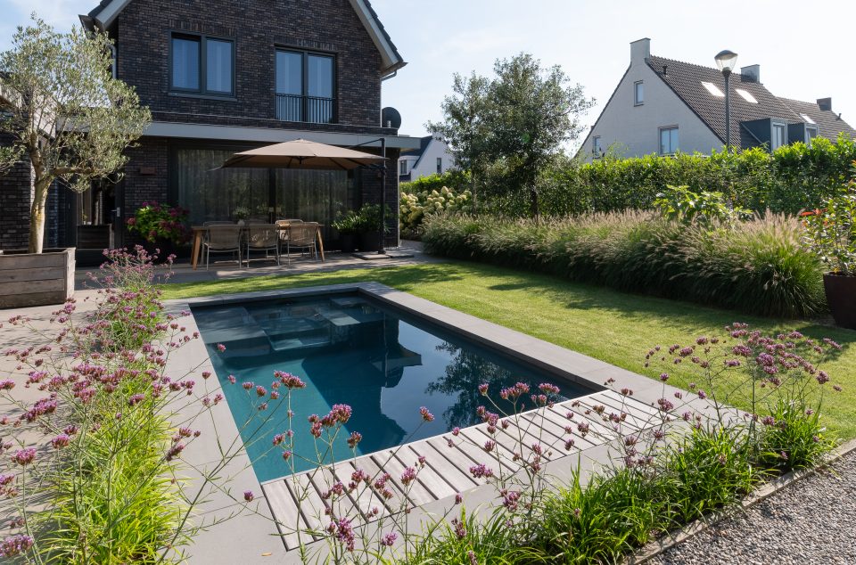 Foto Het juiste moment om een zwembad te plannen is vóór het voorjaar FotoHet juiste moment om een zwembad te plannen is vóór het voorjaar